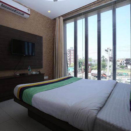 Hotel Pearl Grand & Banquet Zirakpur Eksteriør billede